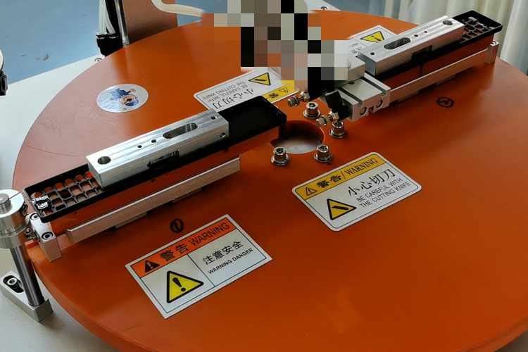 廣東貼膜機廠家哪家好？雙工位遙控器中框貼膜機，一臺機器頂5