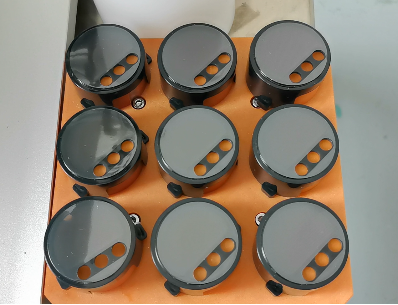 解決三大痛點(diǎn)：塑膠蓋子貼膜機(jī)的技術(shù)突破，效率提升8倍