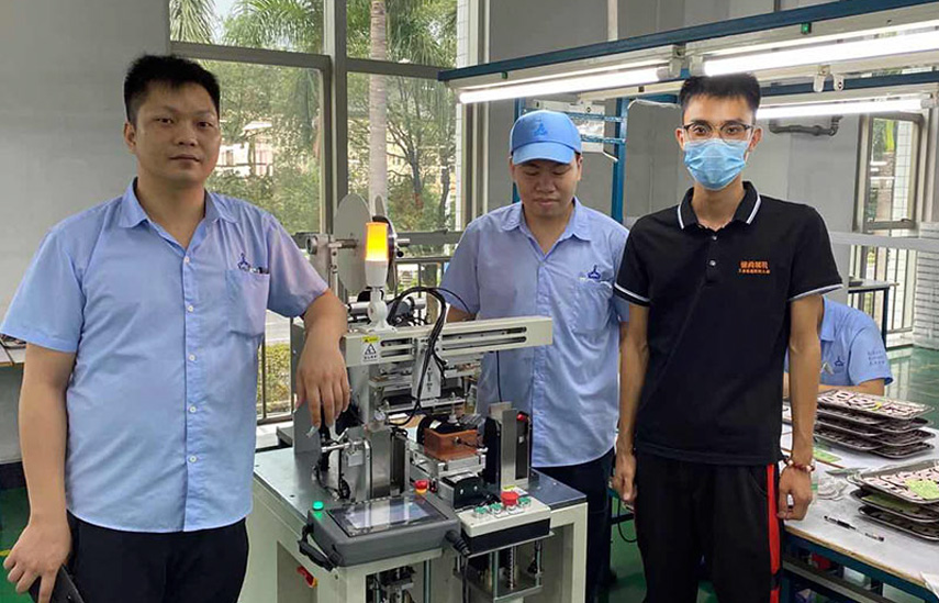 山禮電子自動(dòng)貼膜機(jī)售后現(xiàn)場(chǎng)