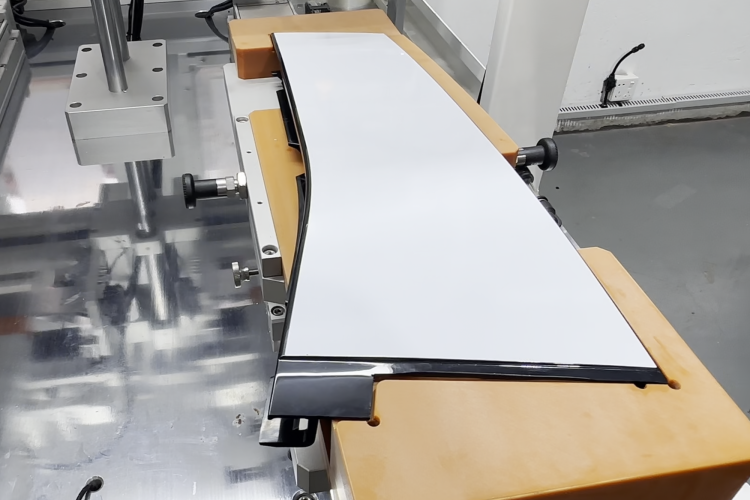 效率與品質(zhì)雙引擎：貼膜機(jī)如何助力我們通過汽車供應(yīng)商門檻