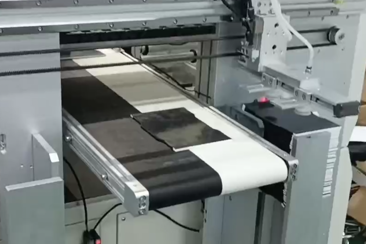 顛覆傳統(tǒng)！雙機聯(lián)動+機械手自動上料，氣凝膠貼膠效率飆升300%！