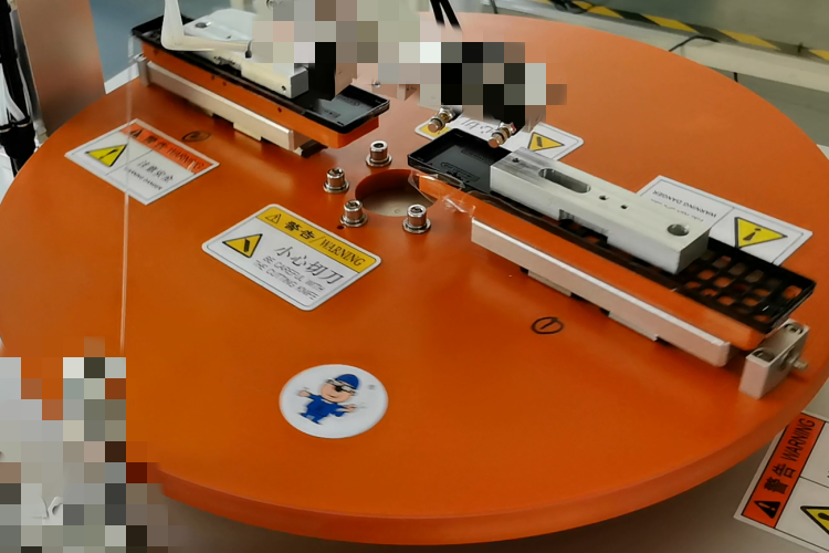 遙控器中框貼膜前后對(duì)比圖，左側(cè)為未貼膜產(chǎn)品，右側(cè)為貼膜后高精度貼合效果