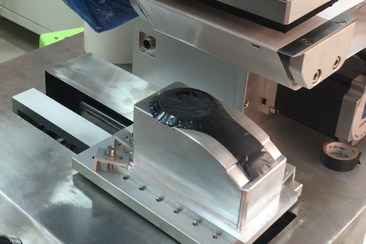 德尚全方位耳機(jī)貼膜機(jī)整體外觀圖，展示設(shè)備多工位集成設(shè)計(jì)與工作場(chǎng)景