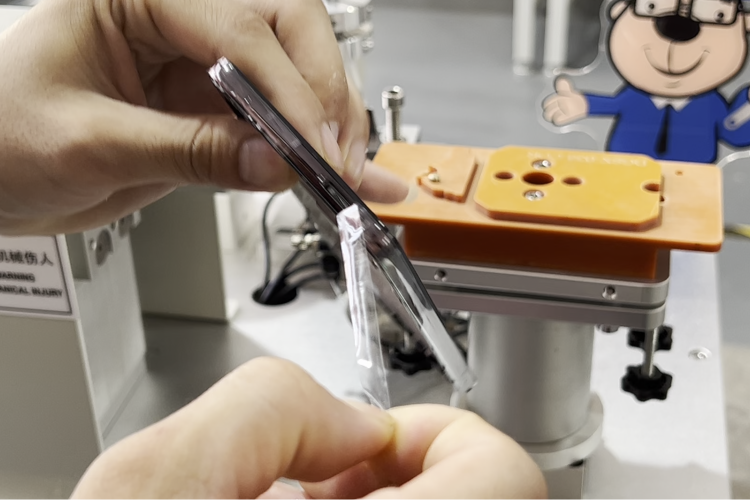 人工貼膜半小時，手機中框貼膜機幾秒鐘