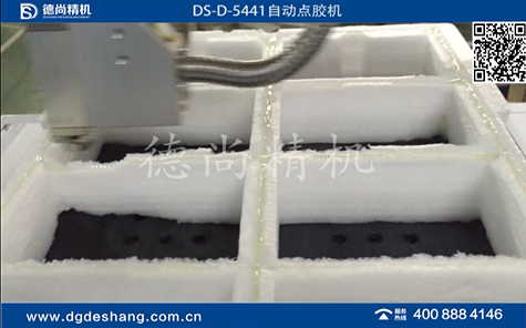泡沫盒自動點膠機視頻
